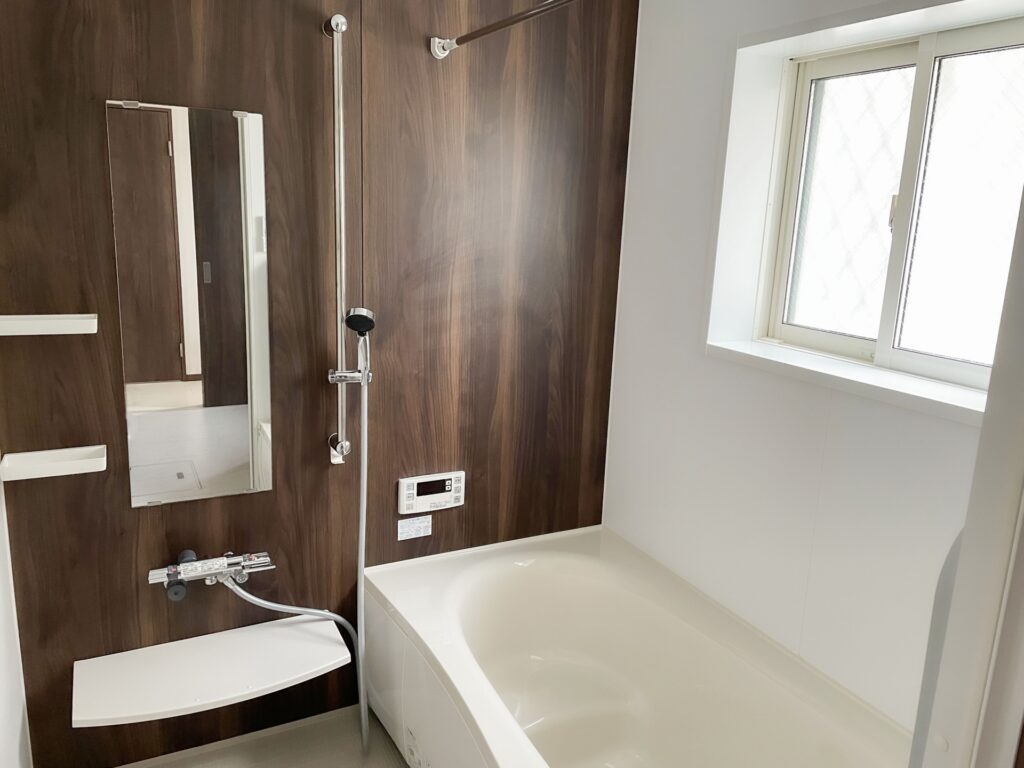 上から見た新品のバスルーム