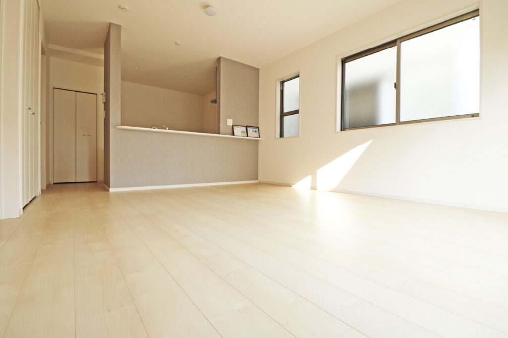 開けた白基調の部屋