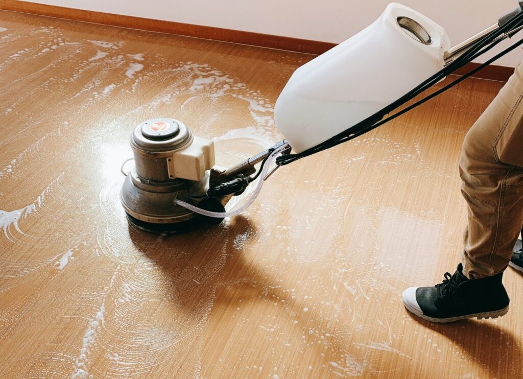 室内のフローリングをクリーニングしている様子